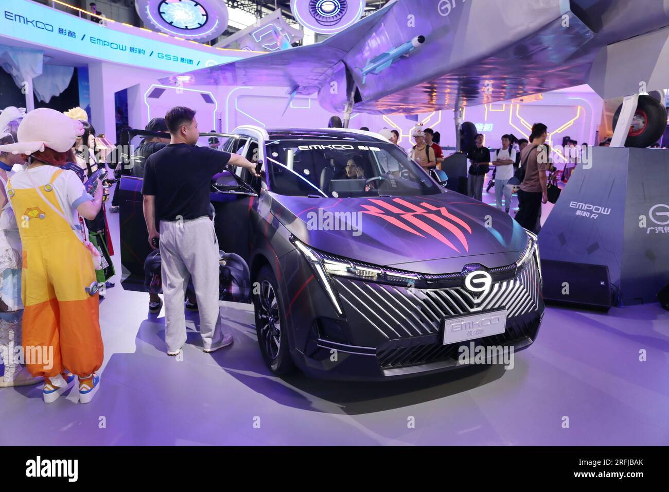 SHANGHAI, CHINA - 30. JULI 2023 - Besucher besuchen neue Energy Vehicles am Stand des GAC Trumpchi auf der 2023 ChinaJoy in Shanghai, China, 30. Juli 2023. Stockfoto