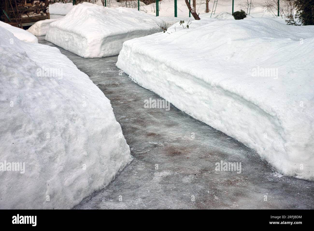 Die Gänge im Schnee bedeckt mit Eis im Hof, Winterszene Stockfoto