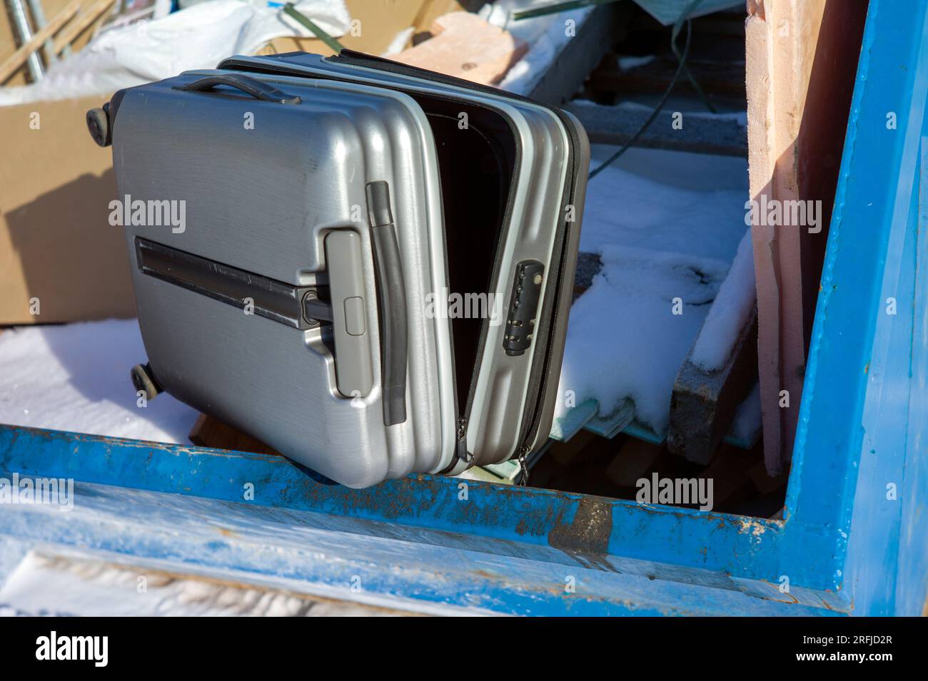 Leerer kaputter Koffer in den Müll geworfen, Außenaufnahmen, keine Menschen Stockfoto