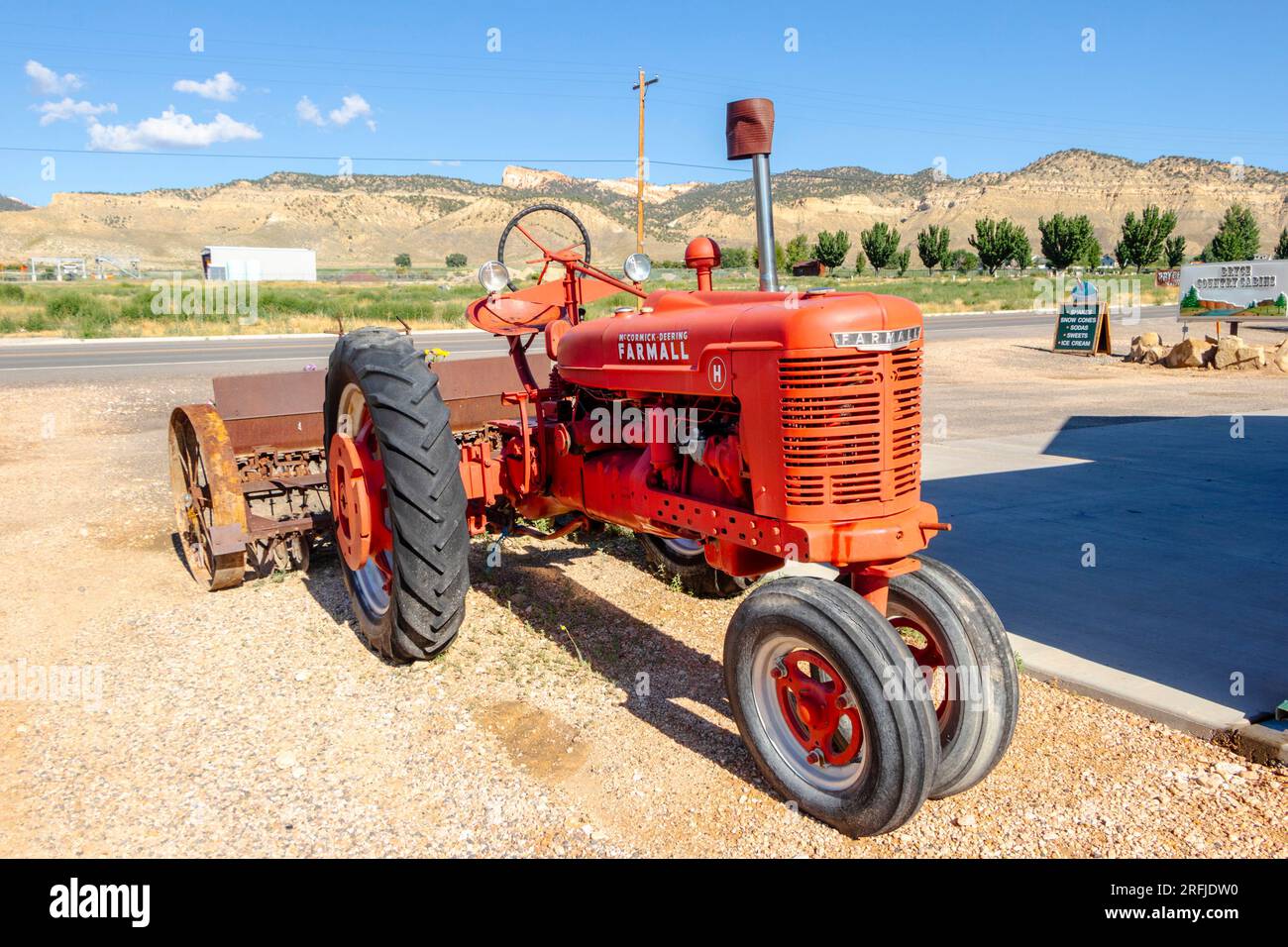 Oldtimer American Red International Harvester McCormick deering Farmall Traktor im tropischen Utah Stockfoto