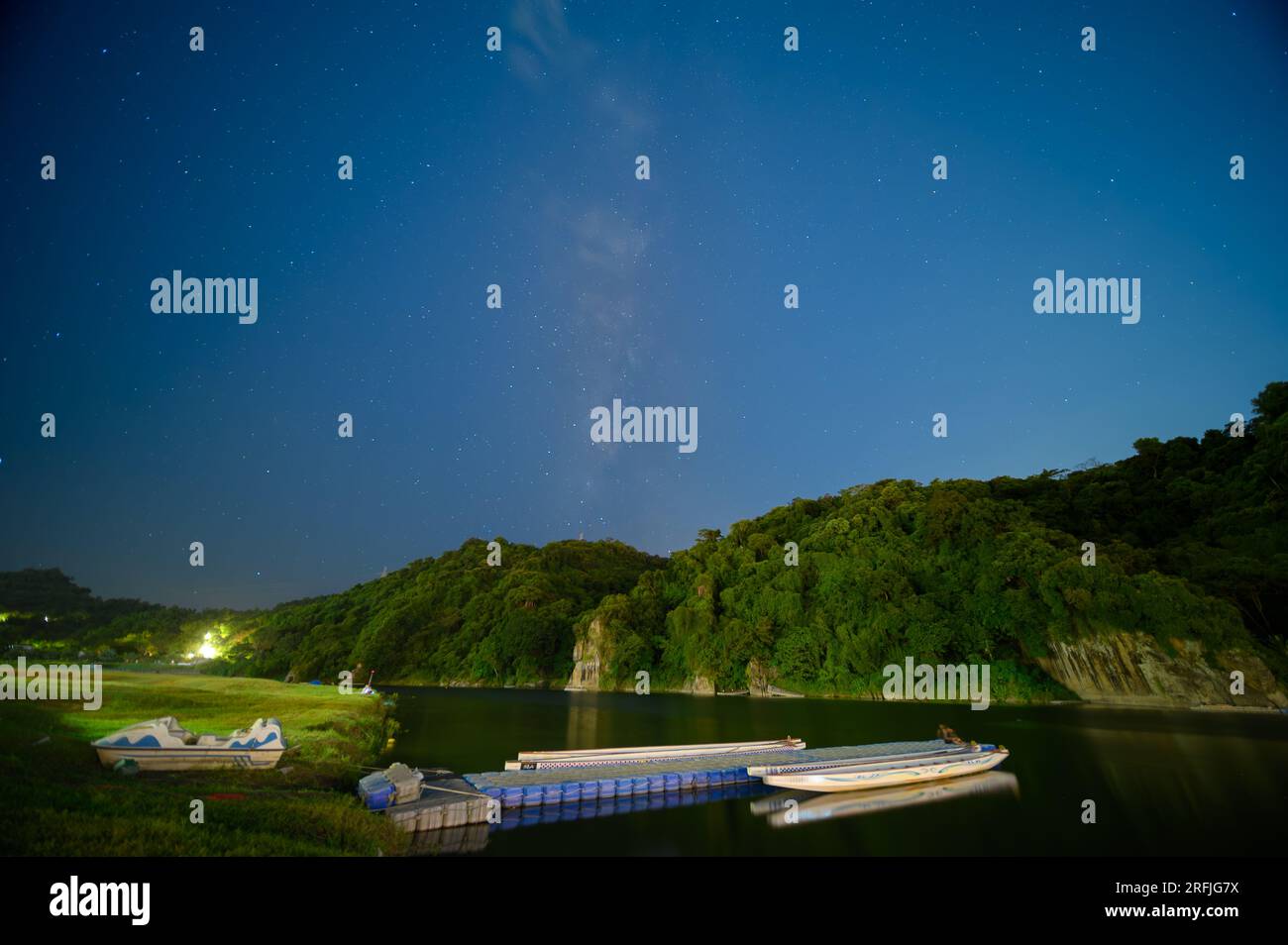 Galaktische Ruhe: Nächtliche Skyline am Mountain Summit. Der Sternenhimmel im Sommer auf dem Gipfel des Berges in New Taipei City. Stockfoto