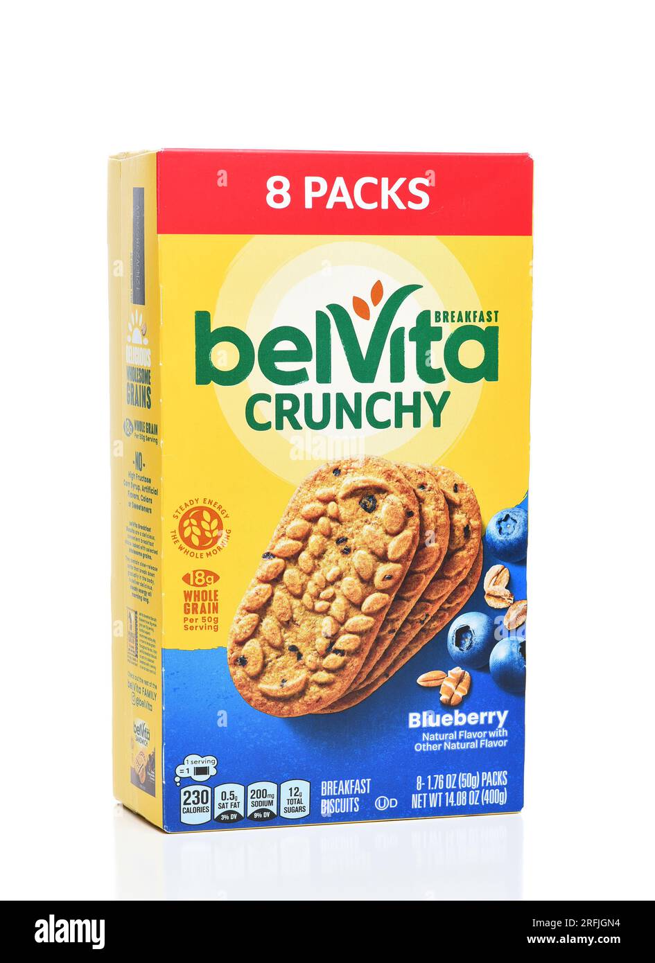 IRVINE, KALIFORNIEN - 3. AUGUST 2023: Eine Schachtel Belvita Crunchy Breakfast Biscuits Blueberry Aroma. Stockfoto