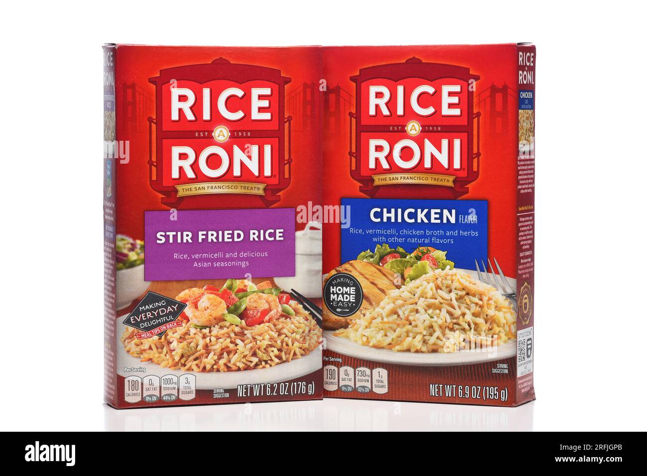 IRVINE, KALIFORNIEN - 3. AUGUST 2023: Zwei Schachteln Reis-a-Roni, gebratener Reis und Hühnchen-Aroma. Stockfoto