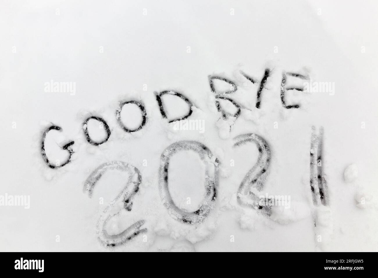 Die Inschrift über den Abschied für immer ab 2021, die Zahlen und Worte werden im Winter auf dem Schnee gemalt Stockfoto