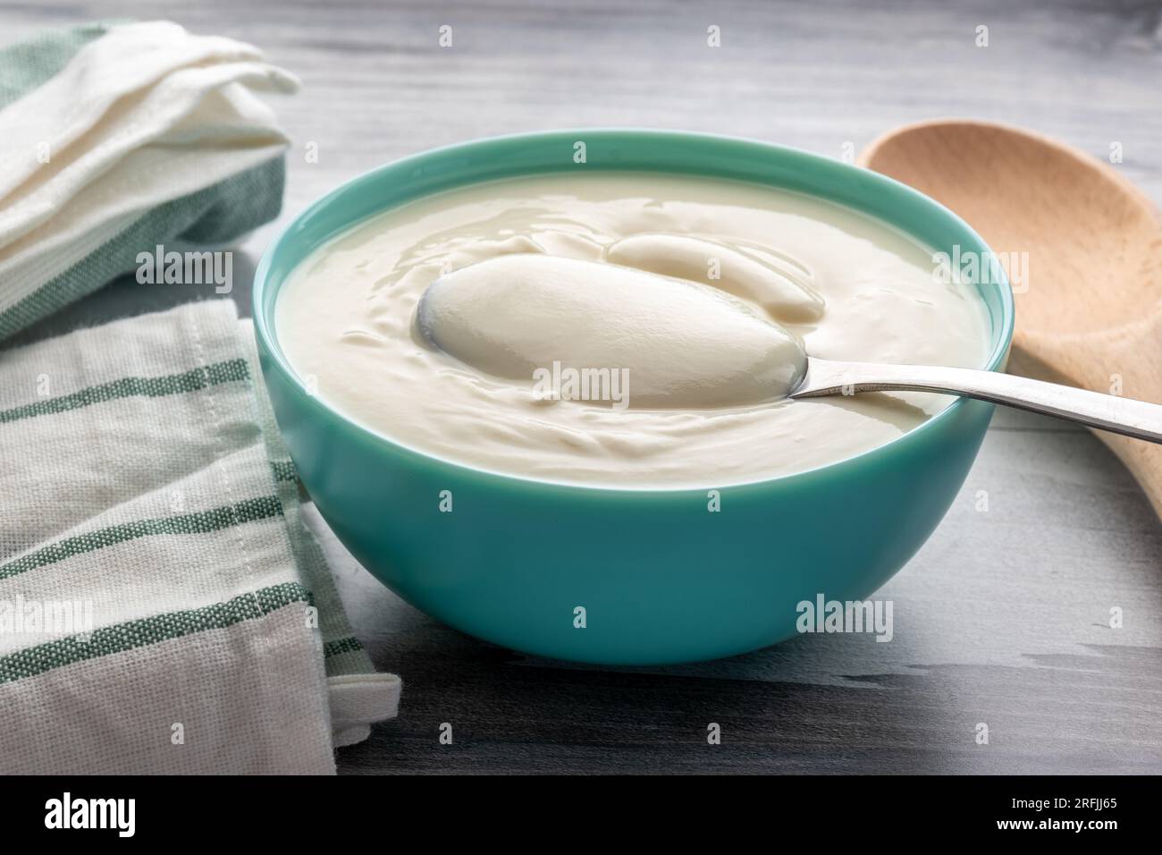 griechischer Kokosnuss-Joghurt in Keramikschüssel, milchfrei, glutenfrei, probiotische Nahrung für eine gute Darmgesundheit Stockfoto