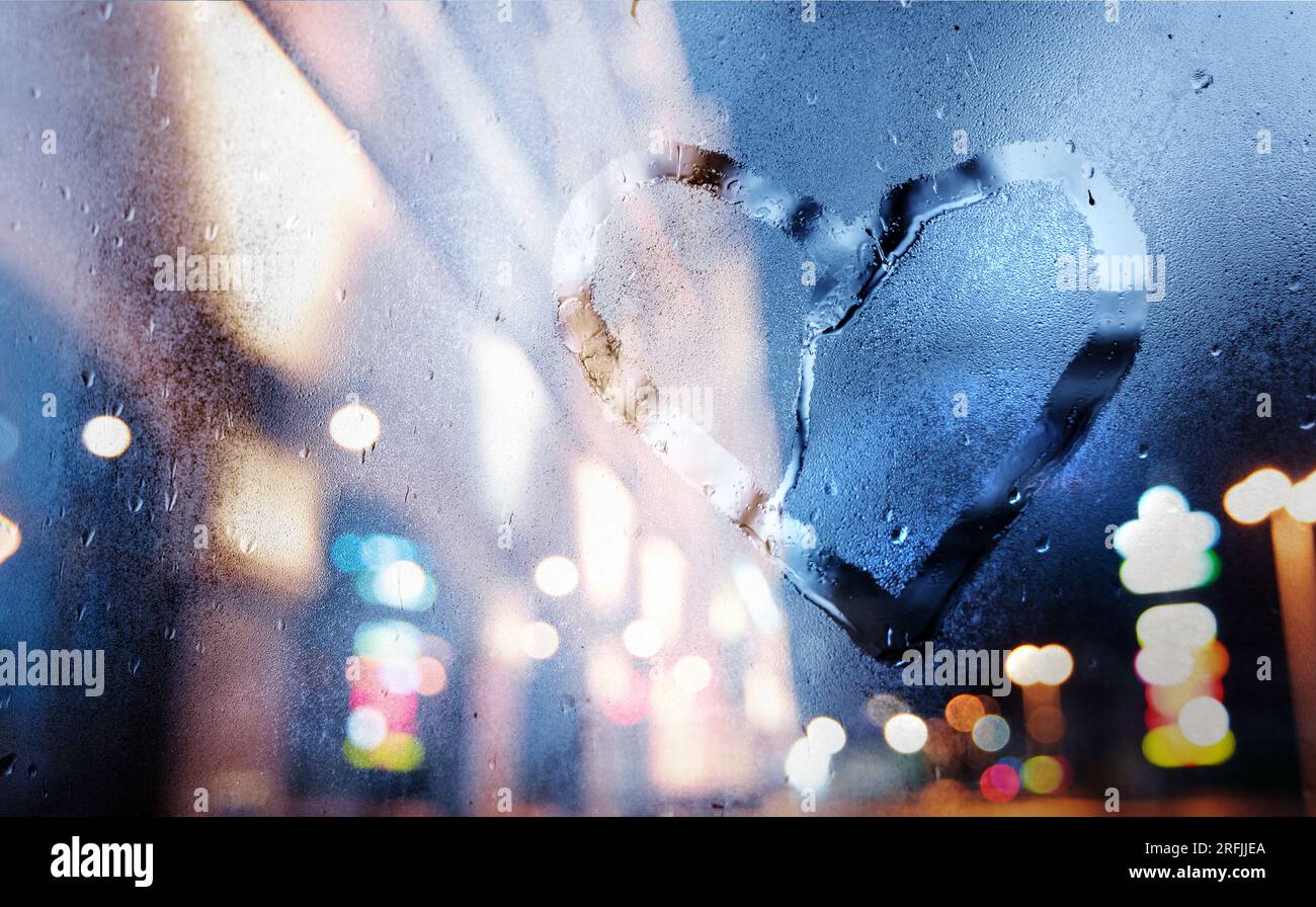 Liebesherz zieht auf Regen verschwitztes Glas über unscharfen Shopping Mall hellen Bokeh Hintergrund Stockfoto