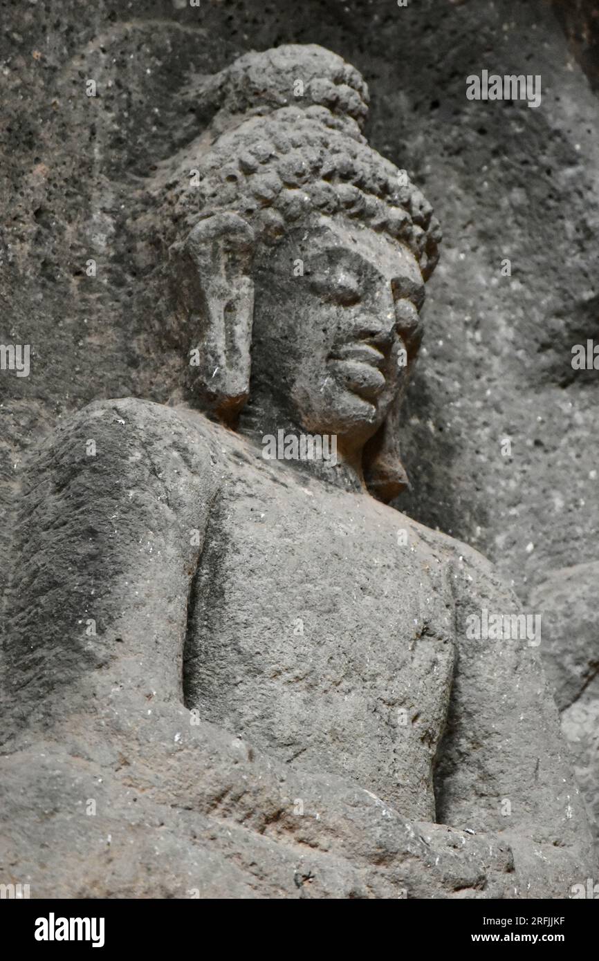 Nahaufnahme der Buddha-Skulptur auf einer oberen Seite am Eingang der Chaitya Hall, Karla buddhistische Höhlen, diese Höhlen wurden zwischen 50 und gebaut Stockfoto