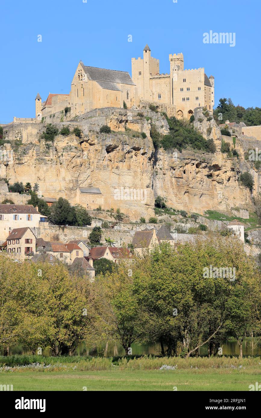 Château fort, église et Village de Beynac, classé plus Beau Village de France, Dordogne, Périgord, Nouvelle-Aquitaine, Frankreich, Europa Stockfoto