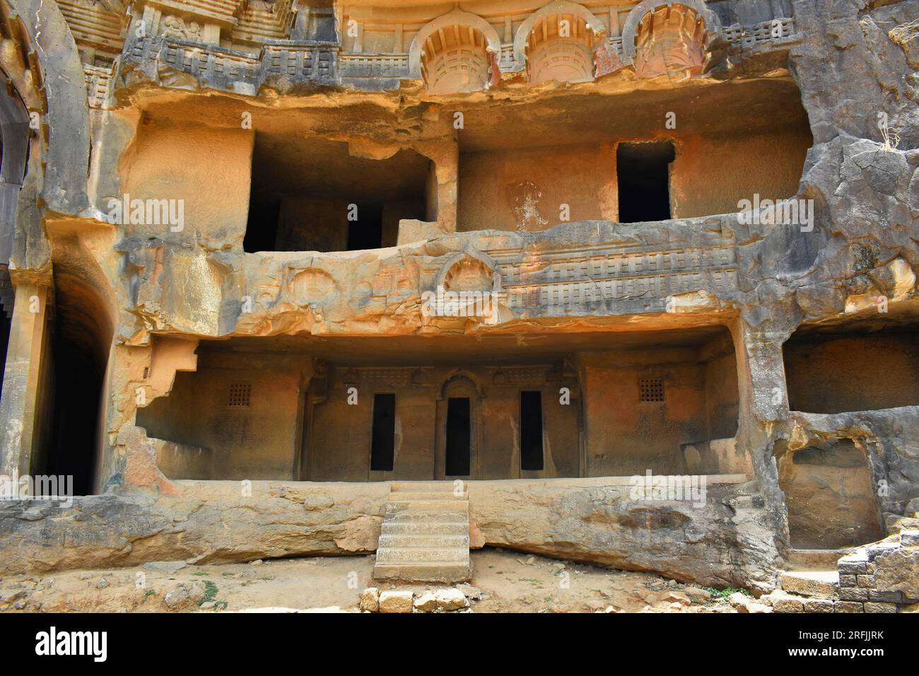 Fassade einer Höhle 12 Vihara mit Doppelstockwerk, Treppen und Zellentüren mit Felsen, Bhaja Höhlen, antiker Buddhist, erbaut im 2. Jahrhundert v. Chr., während t Stockfoto