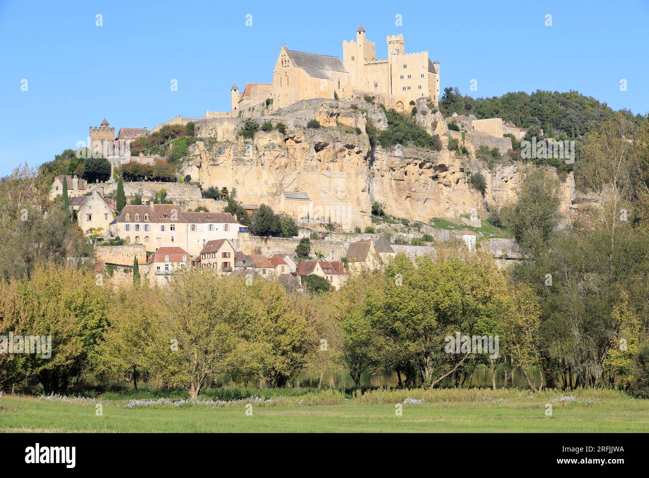 Château fort, église et Village de Beynac, classé plus Beau Village de France, Dordogne, Périgord, Nouvelle-Aquitaine, Frankreich, Europa Stockfoto
