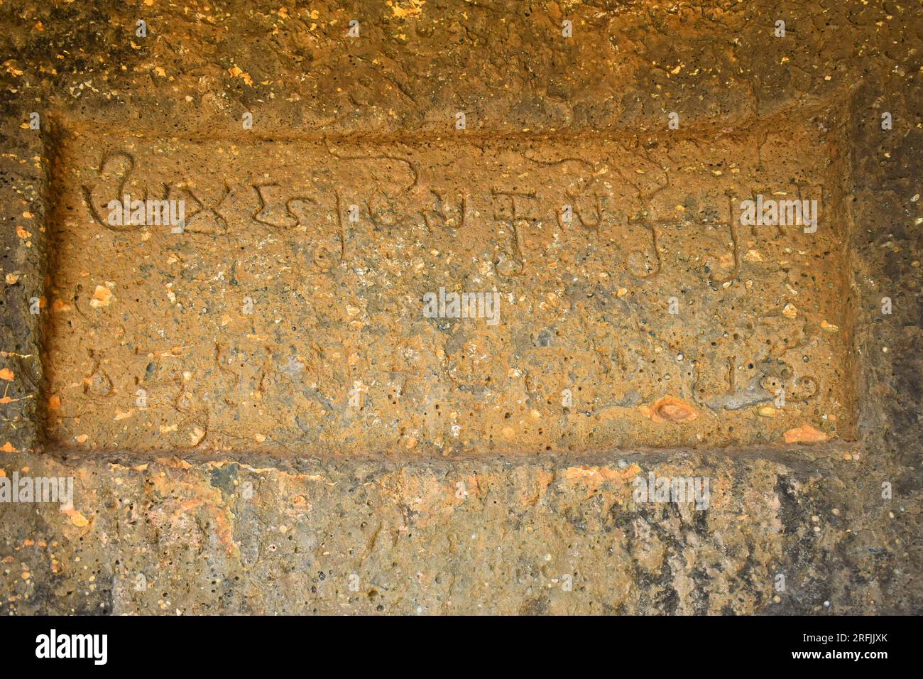 Inschriften einer Höhle von 12 mit Felsschnitt in den Bhaja-Höhlen, antiker Buddhist, erbaut im 2. Jahrhundert v. Chr., während der Hinayana-Phase des Buddhismus, Lonavala, Mah Stockfoto