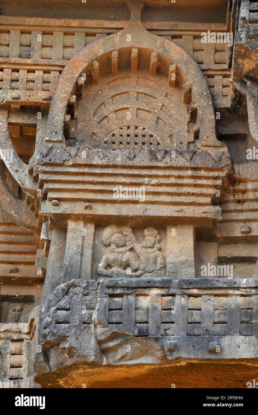 Nahansicht der rechten Tafel mit Skulpturenschnitzereien von Paaren und Bögen auf dem Main Chaityagriha Entrake, Höhle 12, Bhaja Caves, antiker Buddhist Stockfoto