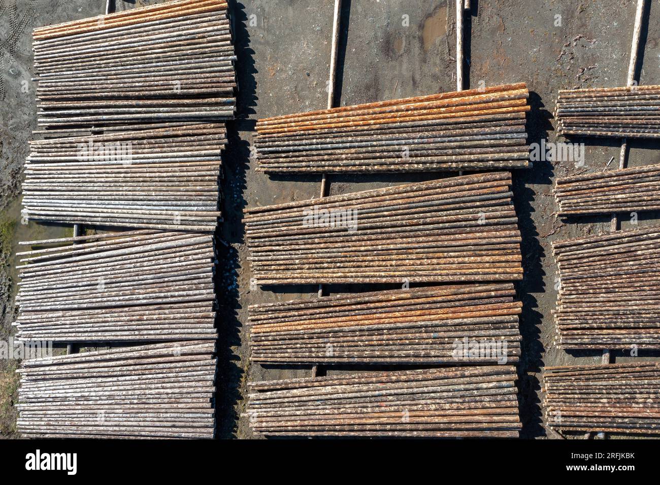 Hintergrund der Baumprotokolle. Luftdrohne über dem Blick auf Baumstämme Holzfabrik, Epirus Griechenland. Stockfoto
