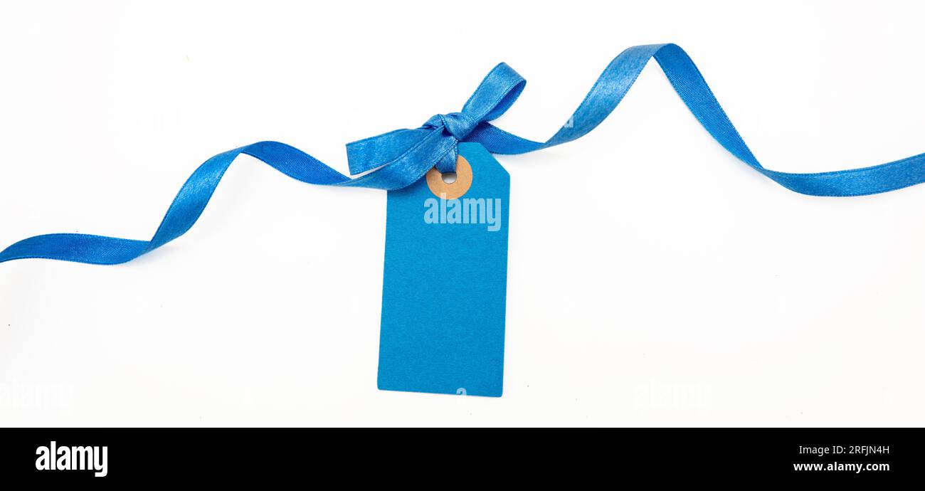 Leeres blaues Preisschild isoliert auf weißem Hintergrund. Leerer Geschenkgutschein in Pastellfarben und Schleife, Kopierbereich, Stockfoto