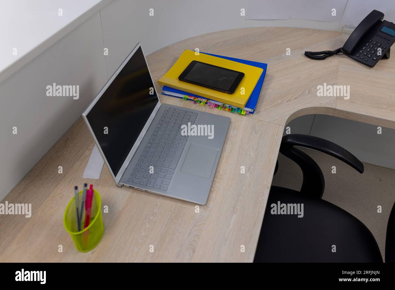 Nahaufnahme der Rezeption mit Laptop und Tablet im Krankenhaus Stockfoto