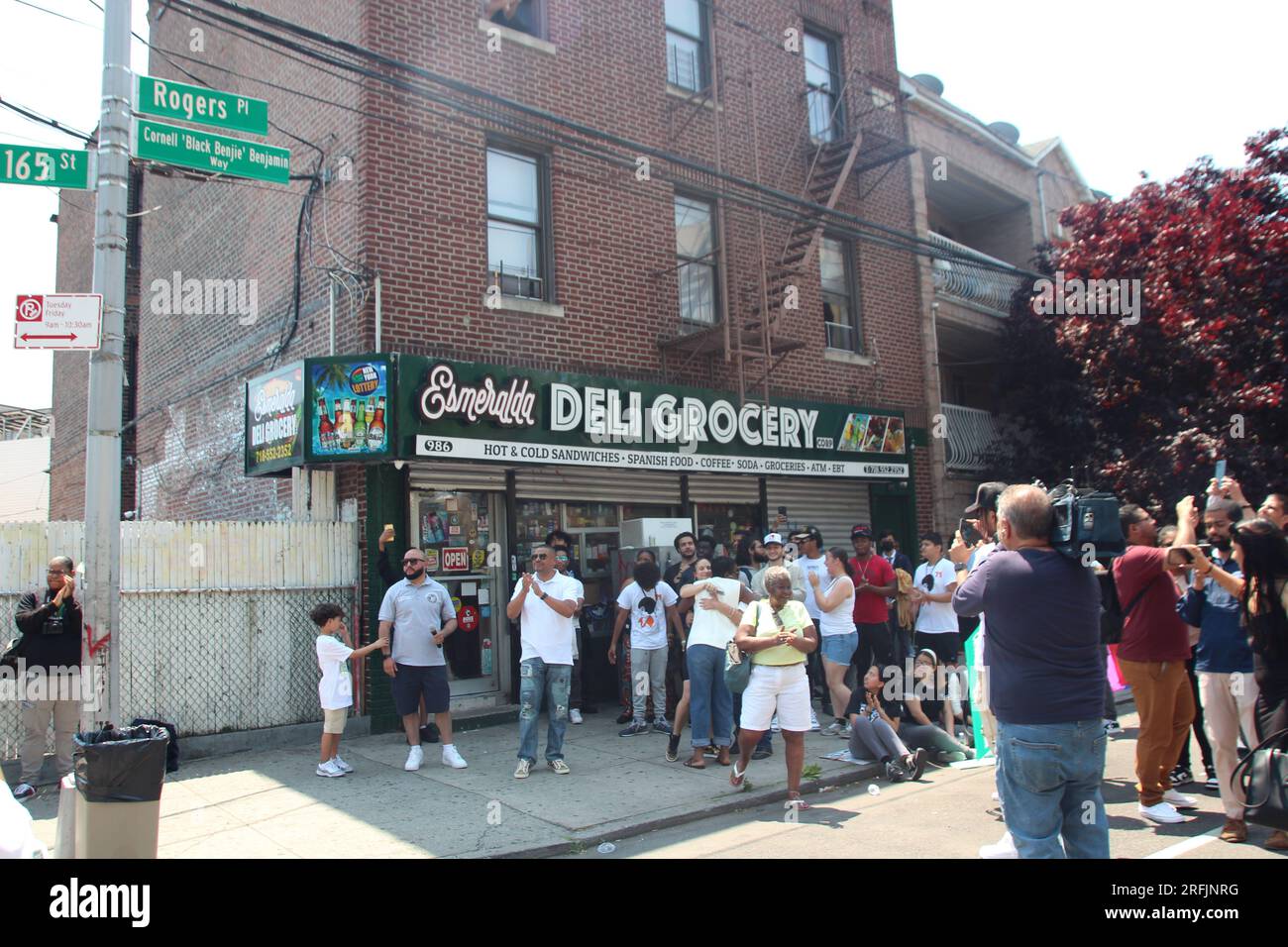 New York, USA. 02. Juni 2023. Ein Straßenabschnitt in der New Yorker Bronx wird bei einer Zeremonie in „Cornell „Black Benjie“ Benjamin Way“ umbenannt. (An dpa: 'Aus der New York Bronx in die ganze Welt: Hip-Hop wird 50') Kredit: Christina Horsten/dpa/Alamy Live News Stockfoto