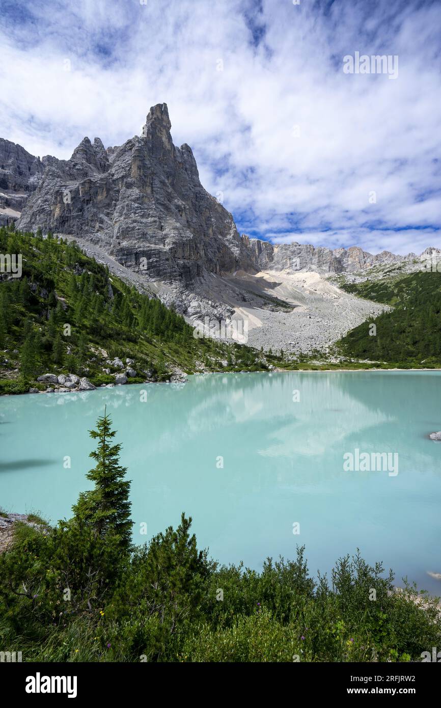 Lago di Sorapis türkisfarbener Bergsee in den Dolomiten