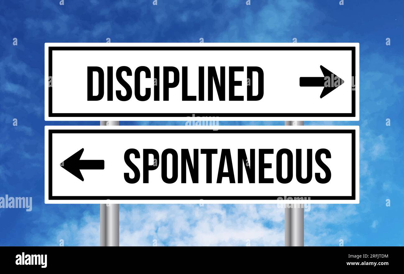 Diszipliniertes oder spontanes Straßenschild auf blauem Himmel Stockfoto