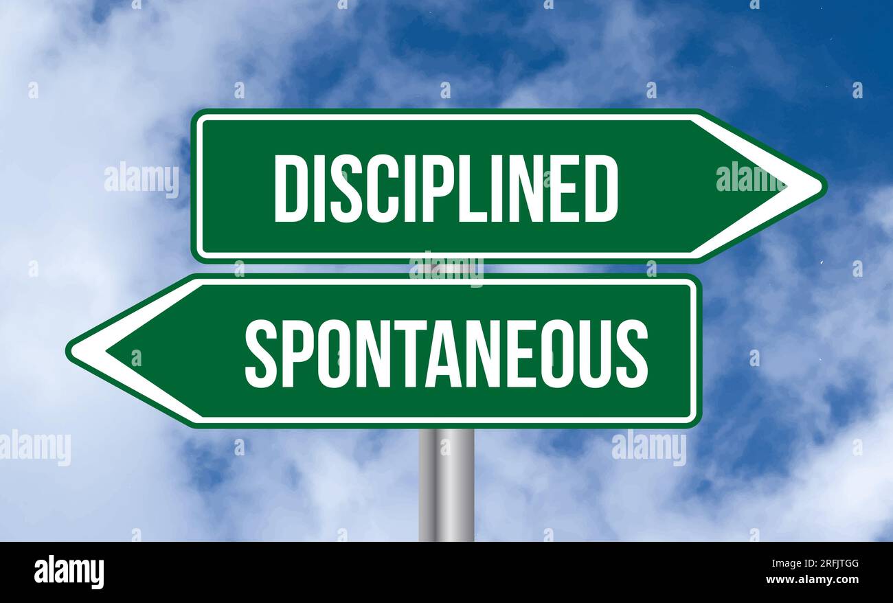 Diszipliniertes oder spontanes Straßenschild auf blauem Himmel Stockfoto
