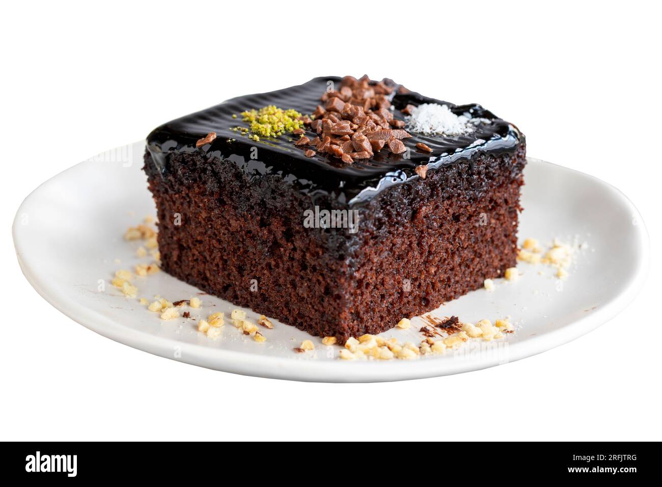 Nasser Kuchen. Backwaren. Kuchen mit Schokoladensoße isoliert auf weißem Hintergrund. Nahaufnahme Stockfoto