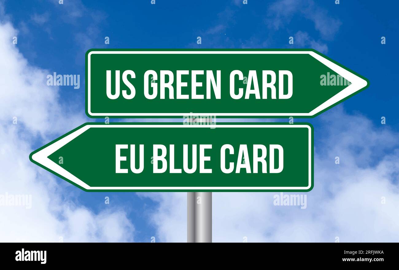 US Green Card oder eu Blue Card Straßenschild auf blauem Himmelshintergrund Stockfoto