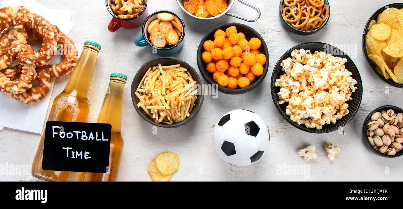 Bierschnaps, Snacks und Ball auf dem Tisch. Draufsicht, Kopierbereich Stockfoto