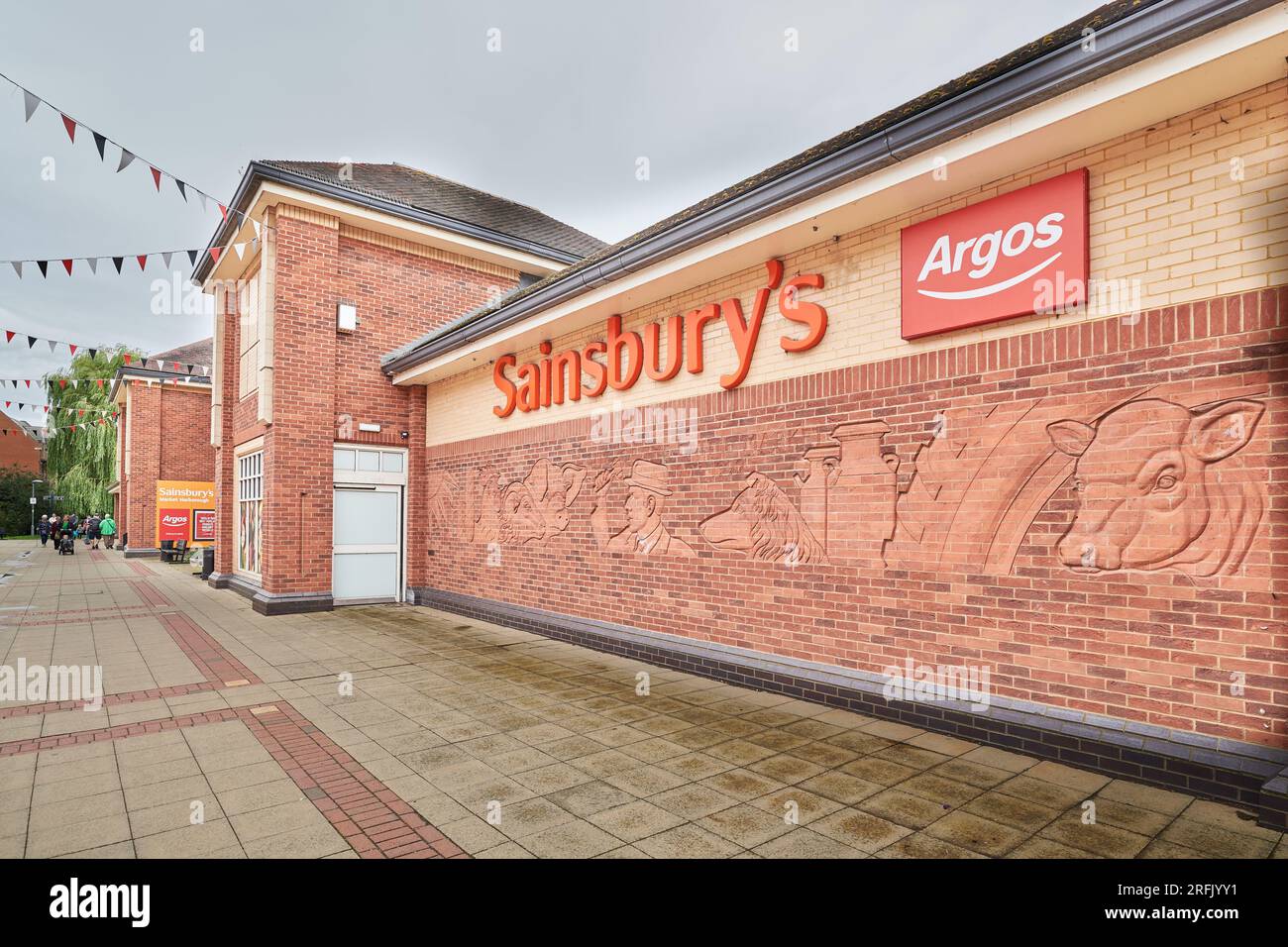 Sainsbury's Supermarkt mit einem Argos-Geschäft in der Fußgängerzone von St. Mary's in Market Harborough, England. Stockfoto