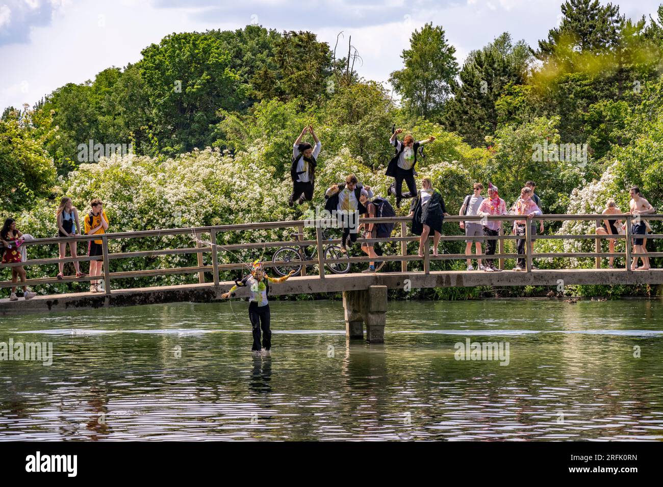 Oxford Studenten beim Sprung in die Themse bei Port Meadow in Oxford, Oxfordshire, England, Großbritannien, Europa | Oxford-Studenten springen in diese Richtung Stockfoto