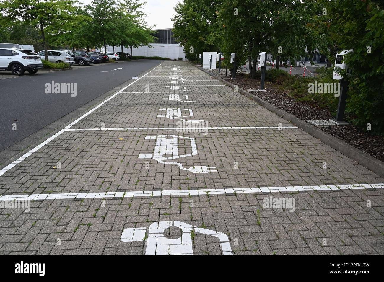 Köln, Deutschland. 27. Juli 2023. Parkplatz mit Piktogramm-Ladestation für Elektroautos Schnellladestation Schnellladestation Ladestation für Elektroautos Elektrofahrzeugmobilität Elektroautos Aufladen von Elektrizität Kfz Elektrizitätssäule Elektrizitätsladestation Elektromobilitätstechnologie Aufladen Stromnetz Hier dürfen nur Autos stehen Zeitpunkt des Ladevorgangs Gutschrift: Horst Galuschka/dpa/Alamy Live News Stockfoto