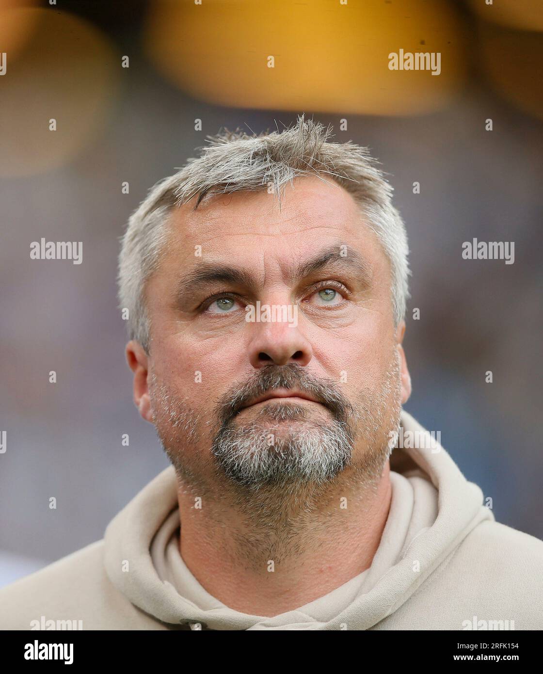 Hamburg, Deutschland. 28. Juli 2023. firo : 07/28/2023, Fußball, 2. Liga, 2. Bundesliga, Staffel 2023/2024, HSV Hamburg, HSV Hamburg Hamburg - FC Schalke 04 Coach Thomas REIS, Schalke Portrait, Blick auf die Spitze Kredit: dpa/Alamy Live News Stockfoto