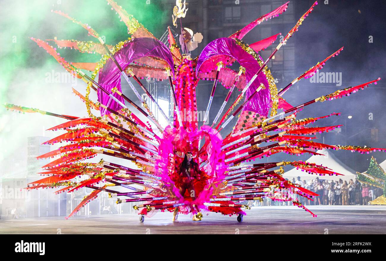 Toronto, Kanada. 3. Aug. 2023. Ein verkleideter Teilnehmer tritt am 3. August 2023 beim King & Queen Showcase des Toronto Caribbean Carnival 2023 in Toronto, Kanada, auf. Mit über 50 großen, aufwendigen Kostümen zu verschiedenen Themen beginnt diese jährliche Veranstaltung hier am Donnerstag. Kredit: Zou Zheng/Xinhua/Alamy Live News Stockfoto