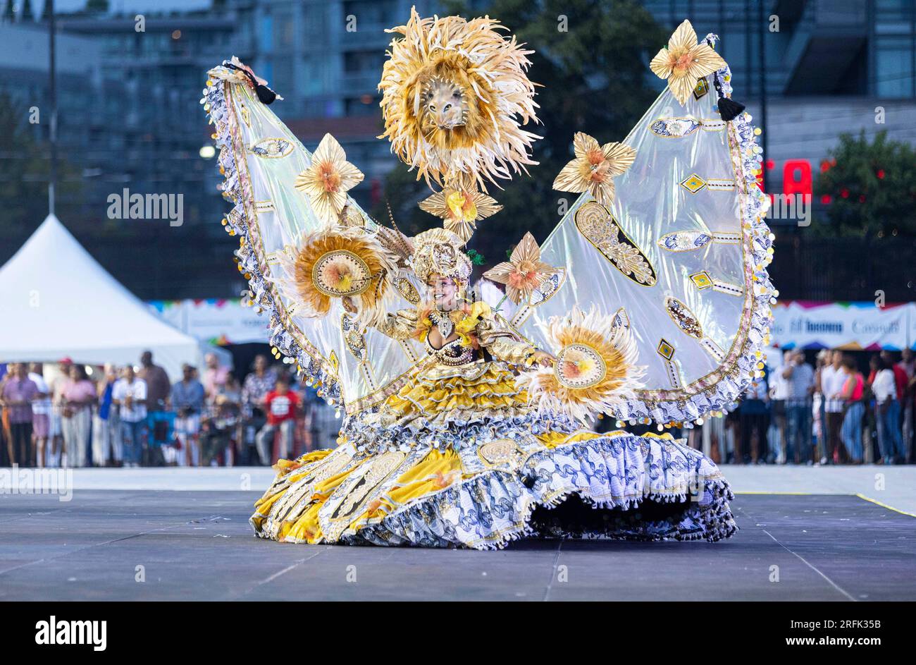 Toronto, Kanada. 3. Aug. 2023. Ein verkleideter Teilnehmer tritt am 3. August 2023 beim King & Queen Showcase des Toronto Caribbean Carnival 2023 in Toronto, Kanada, auf. Mit über 50 großen, aufwendigen Kostümen zu verschiedenen Themen beginnt diese jährliche Veranstaltung hier am Donnerstag. Kredit: Zou Zheng/Xinhua/Alamy Live News Stockfoto