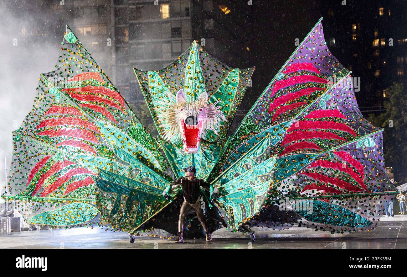 Toronto, Kanada. 3. Aug. 2023. Ein verkleideter Teilnehmer tritt am 3. August 2023 beim King & Queen Showcase des Toronto Caribbean Carnival 2023 in Toronto, Kanada, auf. Mit über 50 großen, aufwendigen Kostümen zu verschiedenen Themen beginnt diese jährliche Veranstaltung hier am Donnerstag. Kredit: Zou Zheng/Xinhua/Alamy Live News Stockfoto