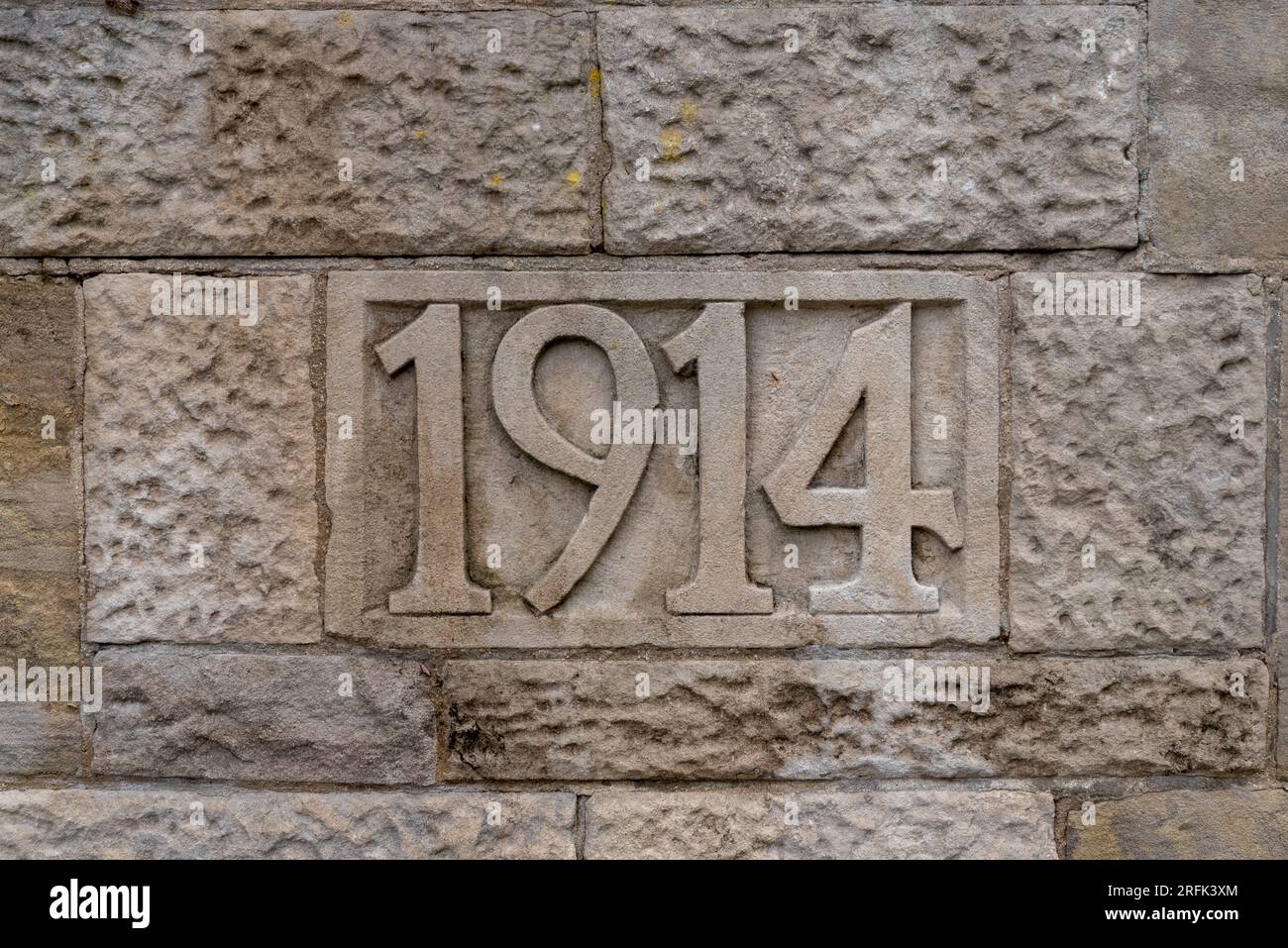 Die Zahl neunzehn vierzehn, die in Stein gemeißelt wurde, könnte eine Hausnummer oder der Beginn des Ersten Weltkriegs sein. Stockfoto