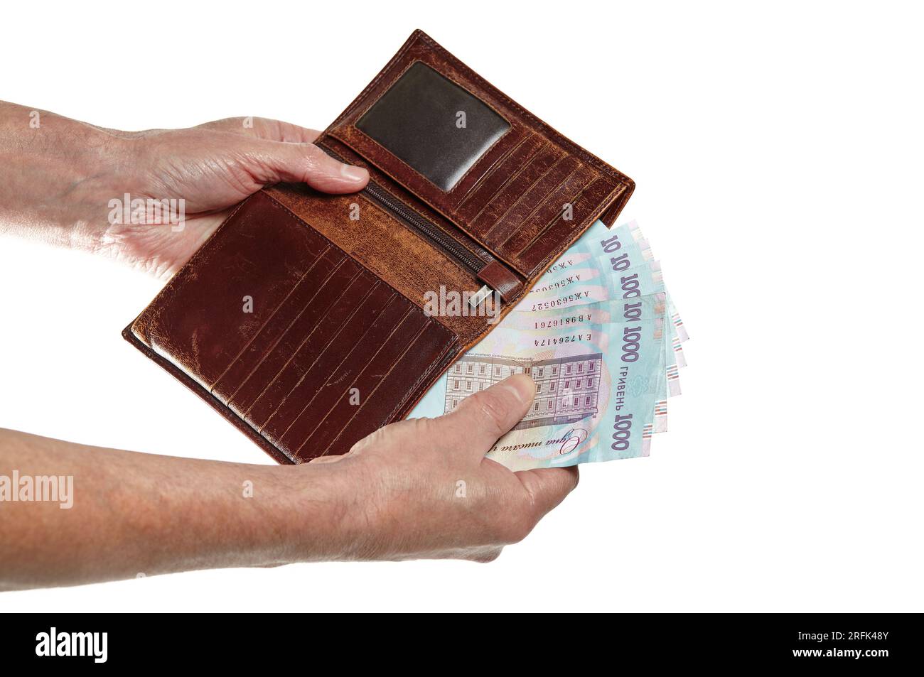 Herren-Handtasche mit Ledertasche und ukrainischer Währung isoliert auf weißem Hintergrund. Braune Brieftasche mit Geld in männlichen Händen Stockfoto