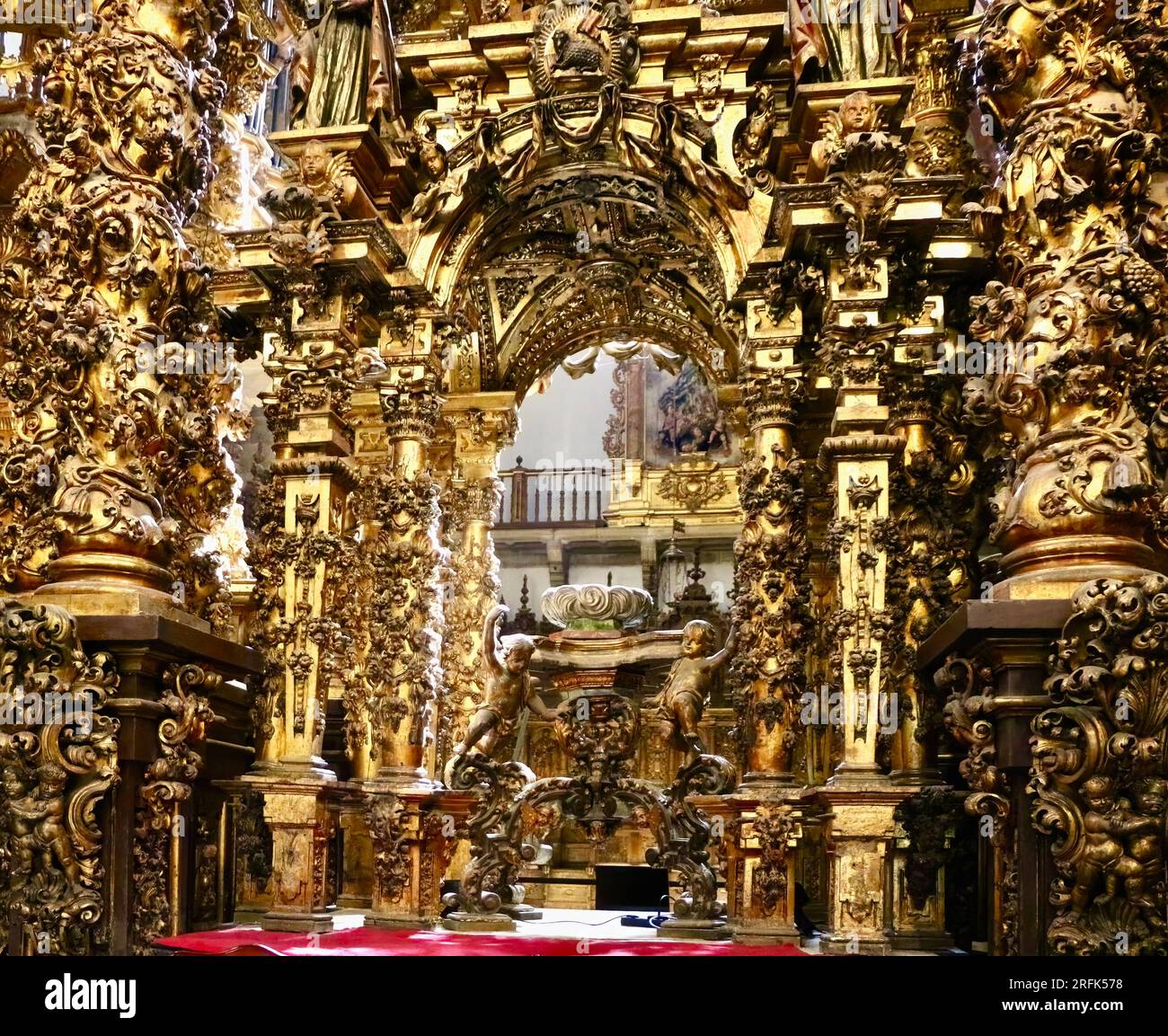 Detail des Blattgoldaltars in der Kirche des Benediktinerklosters San Martiño Pinario, heute ein Seminar Santiago de Compostela Galicien Spanien Stockfoto