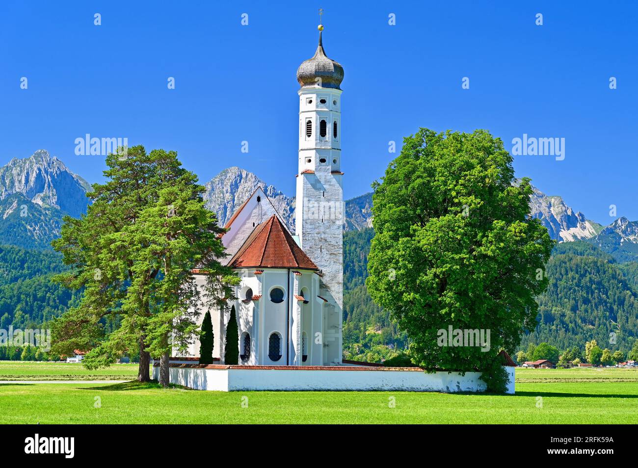 Kirchenstraße Coloman bei Schwangau/Füssen im bayerischen Allgäu in den Alpen Stockfoto