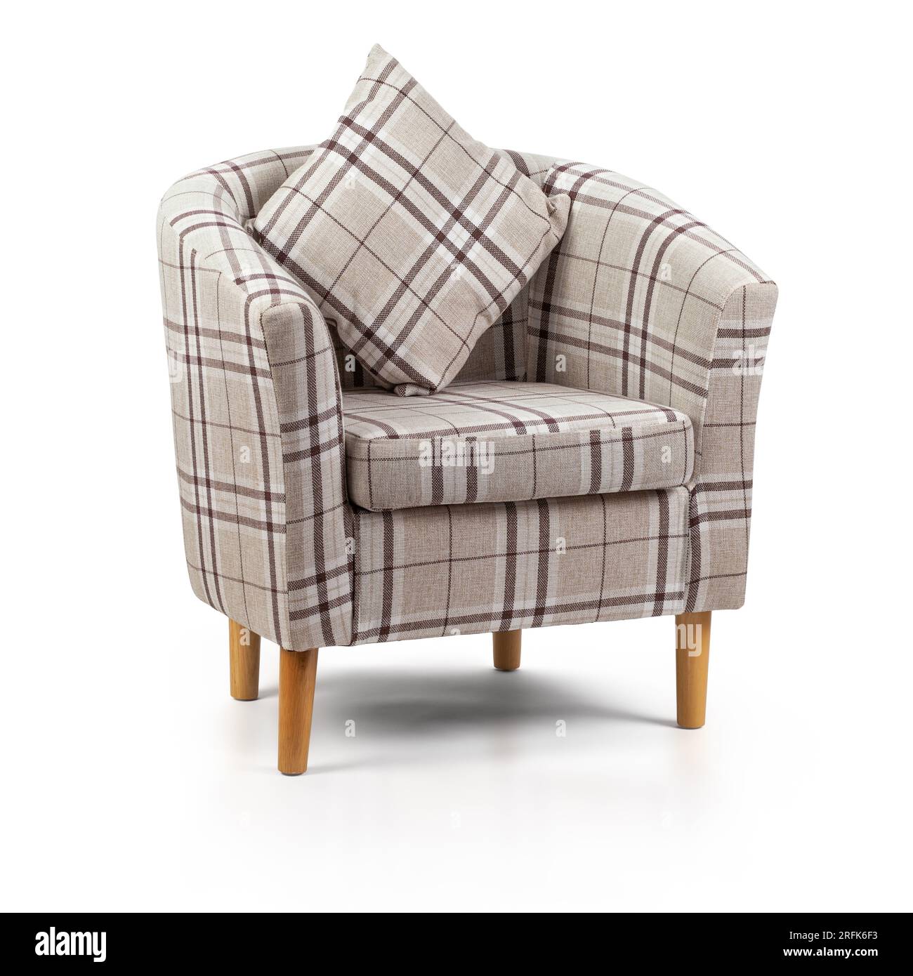 Brauner Badewannensessel mit Schottenmuster und isoliertem Kissen auf weißem Hintergrund mit Schatten Stockfoto