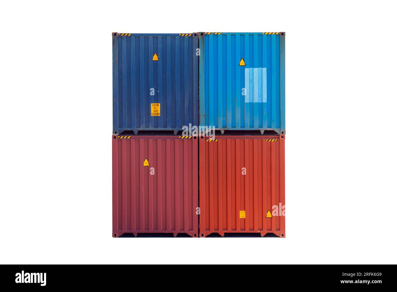 Vier gestapelte Standard-Frachtcontainer, isoliert auf weißem Hintergrund, Rückansicht. Moderne industrielle Transportgeräte Stockfoto