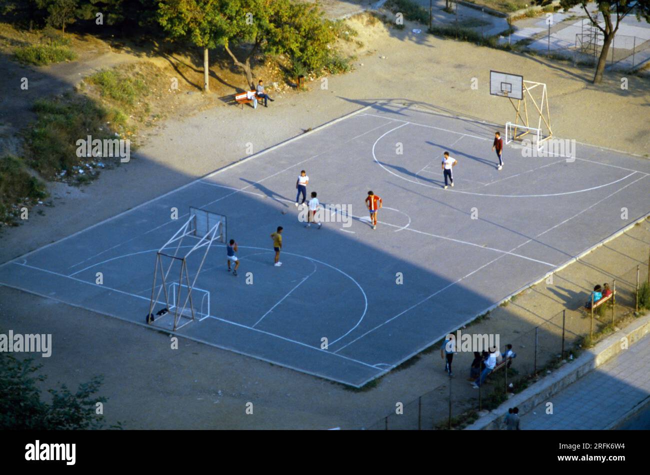 Junge, die Basketball auf dem Spielfeld "Outside Court Turkey" spielen Stockfoto