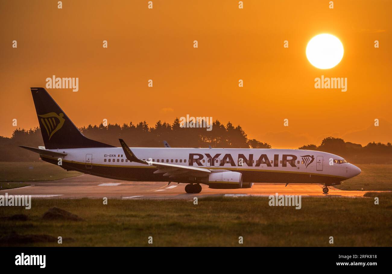 Cork Airport, Cork, Irland. 04. August 2023. Eine Ryanair Boeing 737 bereitet sich auf den Abflug nach Lanzarote bei Sonnenaufgang vom Flughafen Cork, Irland, vor. David Creedon/Alamy Live News Stockfoto
