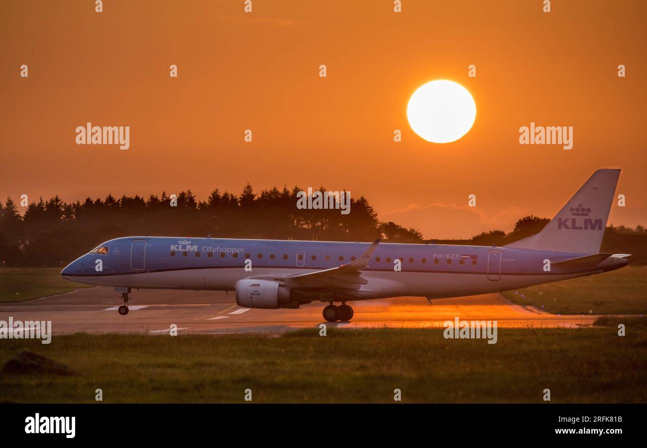Cork Airport, Cork, Irland. 04. August 2023. Ein KLM Embraer E190 hebt bei Sonnenaufgang ab und fährt vom Flughafen Cork, Irland nach Amsterdam. David Creedon/Alamy Live News Stockfoto