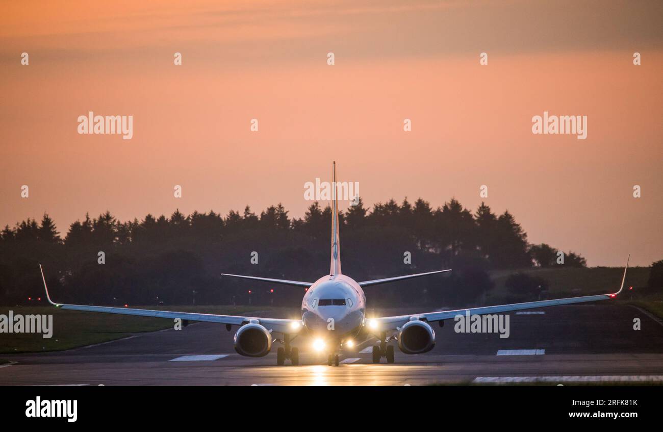 Cork Airport, Cork, Irland. 04. August 2023. Eine Ryanair Boeing 737 auf der Startbahn bei Sonnenaufgang, die sich auf den Abflug nach London Stansted vom Flughafen Cork, Irland, vorbereitet. David Creedon/Alamy Live News Stockfoto