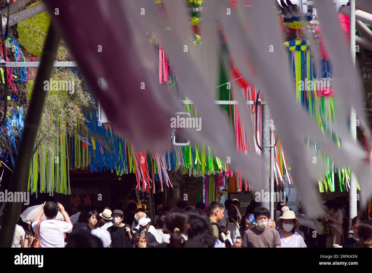 August 4 2023, Tokio, Japan: Asagaya Tanabata Festival in der Pearl Center Shopping Street. Das Festival wurde 1954 von Händlern ins Leben gerufen, die ihre Kunden steigern wollten. Das Festival ist berühmt für seine Nachbildungen von Zeichentrickfiguren aus Papiermaschinerie sowie die traditionellen japanischen Spiele und eine große Vielfalt an Speisen. Kredit: Michael Steinebach/AFLO/Alamy Live News Stockfoto