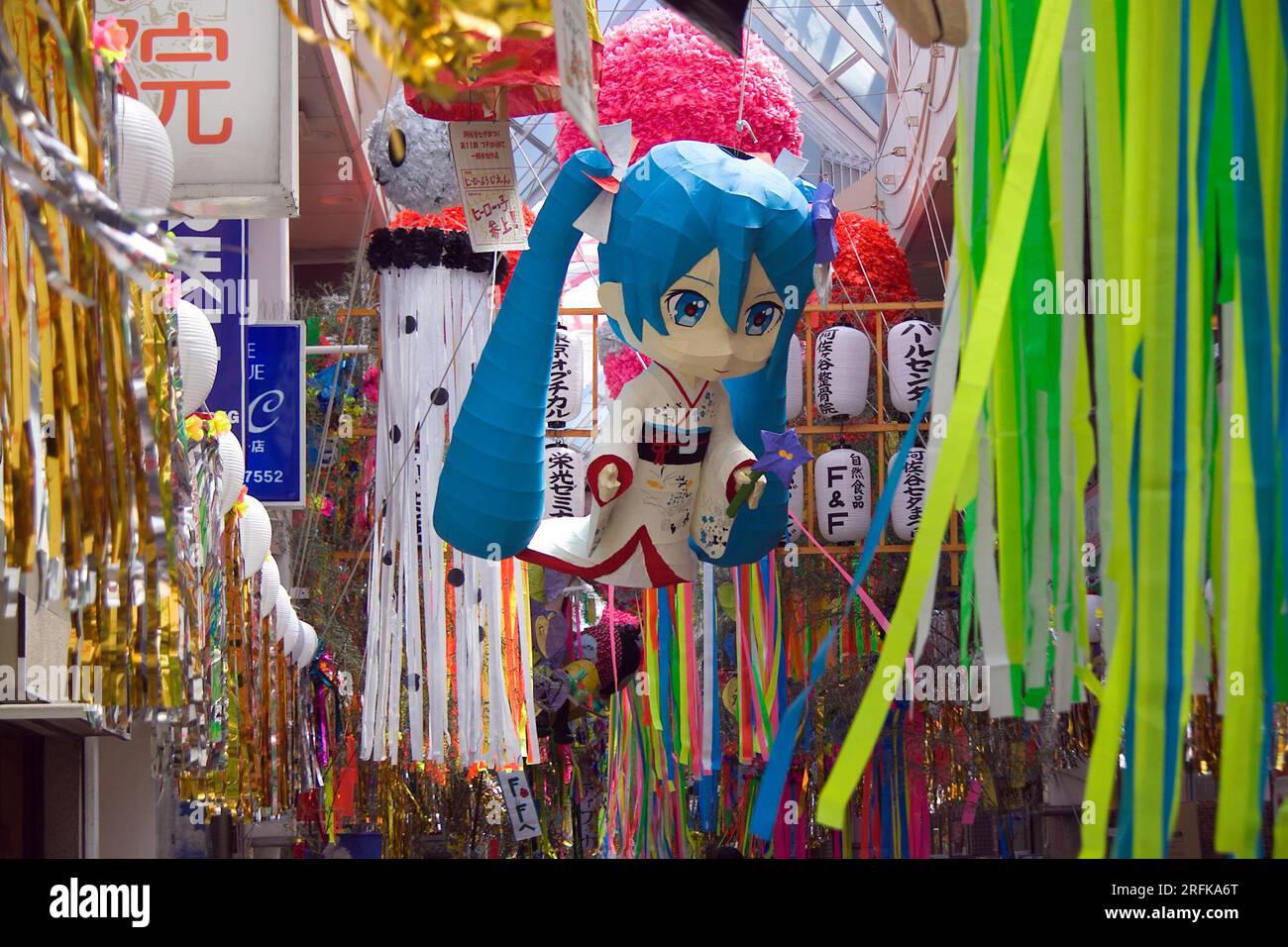 August 4 2023, Tokio, Japan: Asagaya Tanabata Festival in der Pearl Center Shopping Street. Das Festival wurde 1954 von Händlern ins Leben gerufen, die ihre Kunden steigern wollten. Das Festival ist berühmt für seine Nachbildungen von Zeichentrickfiguren aus Papiermaschinerie sowie die traditionellen japanischen Spiele und eine große Vielfalt an Speisen. Kredit: Michael Steinebach/AFLO/Alamy Live News Stockfoto