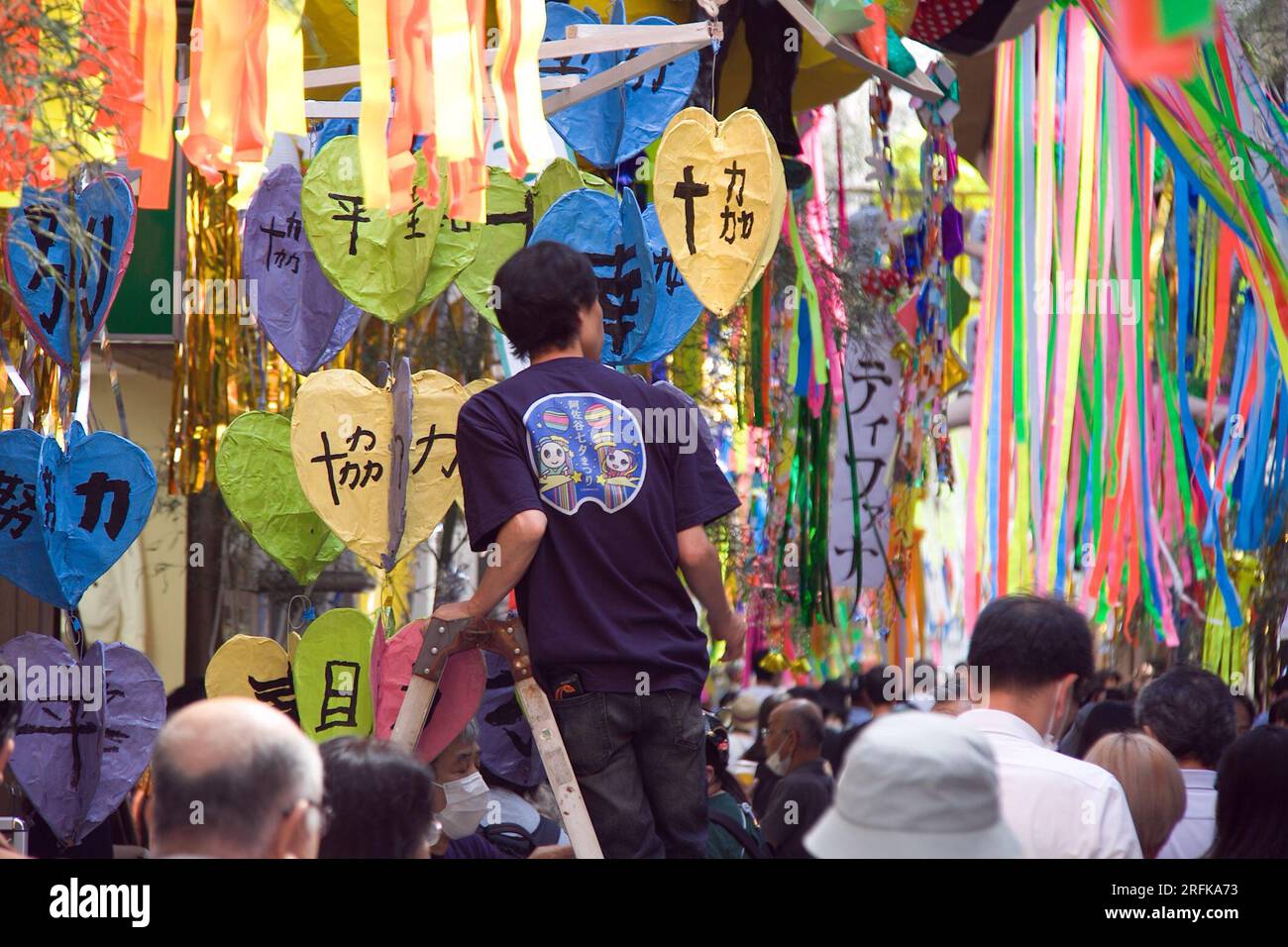 August 4 2023, Tokio, Japan: Asagaya Tanabata Festival in der Pearl Center Shopping Street. Das Festival wurde 1954 von Händlern ins Leben gerufen, die ihre Kunden steigern wollten. Das Festival ist berühmt für seine Nachbildungen von Zeichentrickfiguren aus Papiermaschinerie sowie die traditionellen japanischen Spiele und eine große Vielfalt an Speisen. Kredit: Michael Steinebach/AFLO/Alamy Live News Stockfoto