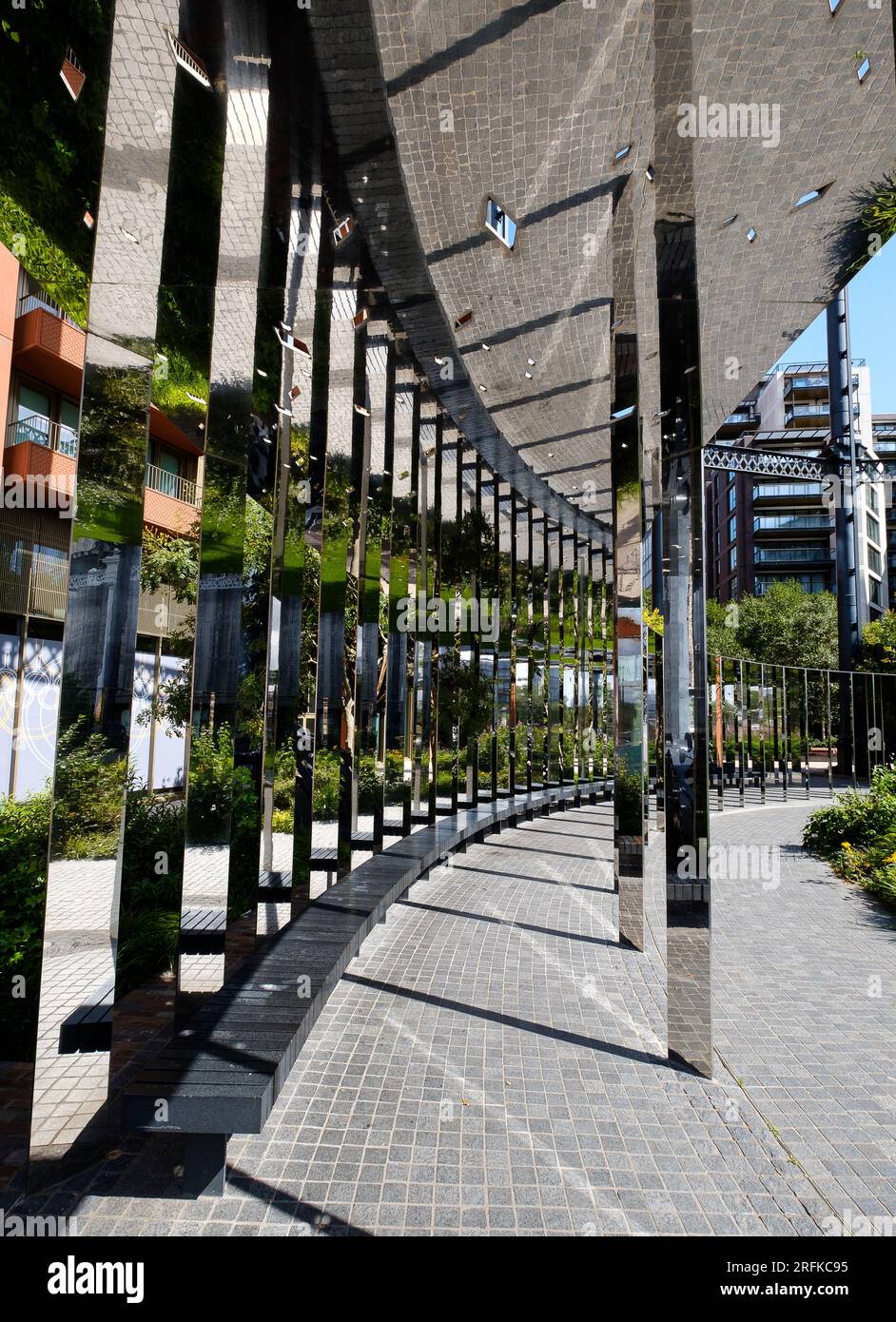 Werfen Sie einen Blick in und um die Gasholder Entwicklung, Kings Cross, London. Auf dem Regent's Canal. Stockfoto