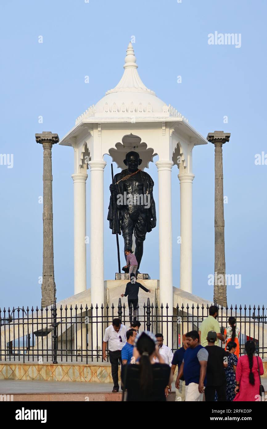 Pondicherry, Indien - 15. Juli 2023: Gandhi-Statue am pondicherry Beach, dem beliebten Strandabschnitt in der Stadt Puducherry, Indien. Stockfoto