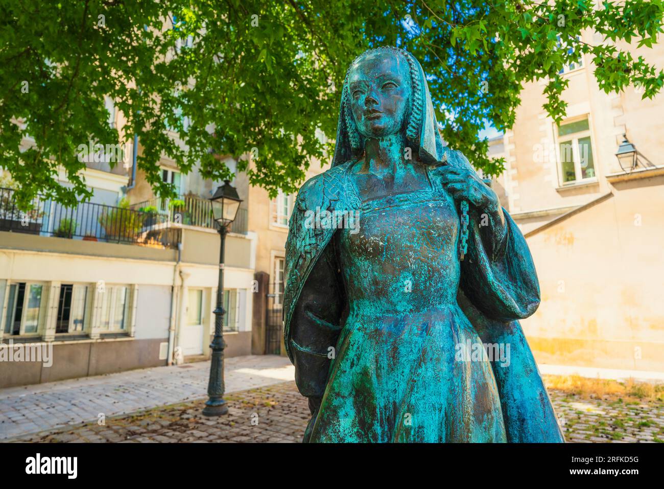 Nantes, Frankreich. 11. Juni 2023. Statue des historischen Charakters von Anne de Bretagne aus dem 15Xv. Jahrhundert von Jean Fréour (2002). Stockfoto