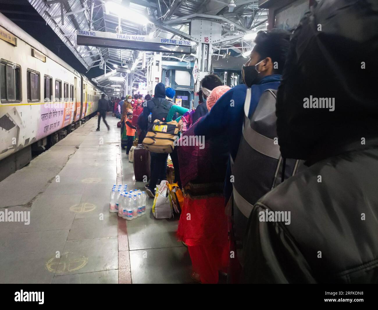 Oktober 14. 2022 Uttarakhand, Indien. Passagiere in einer Schlange mit Gepäck auf einem Bahnsteig neben einem Zug in Dehradun, Indien. Stark frequentierte Northern Railways Stockfoto